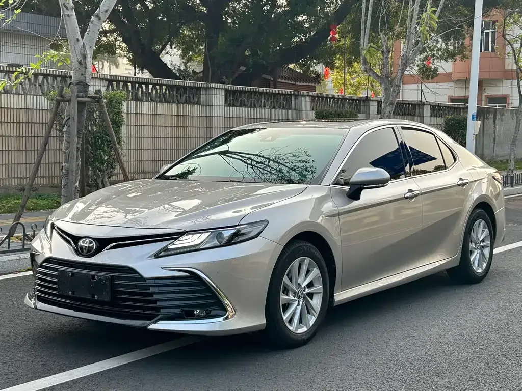 Toyota Camry — фото 1