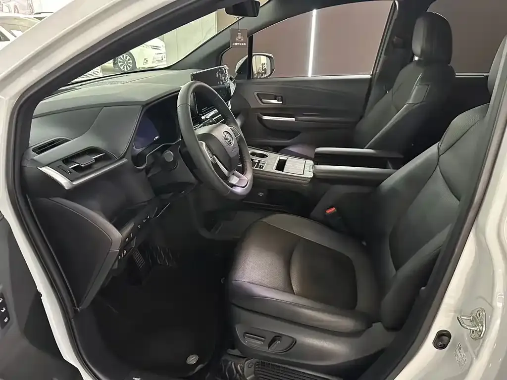 Toyota Granvia — фото 2