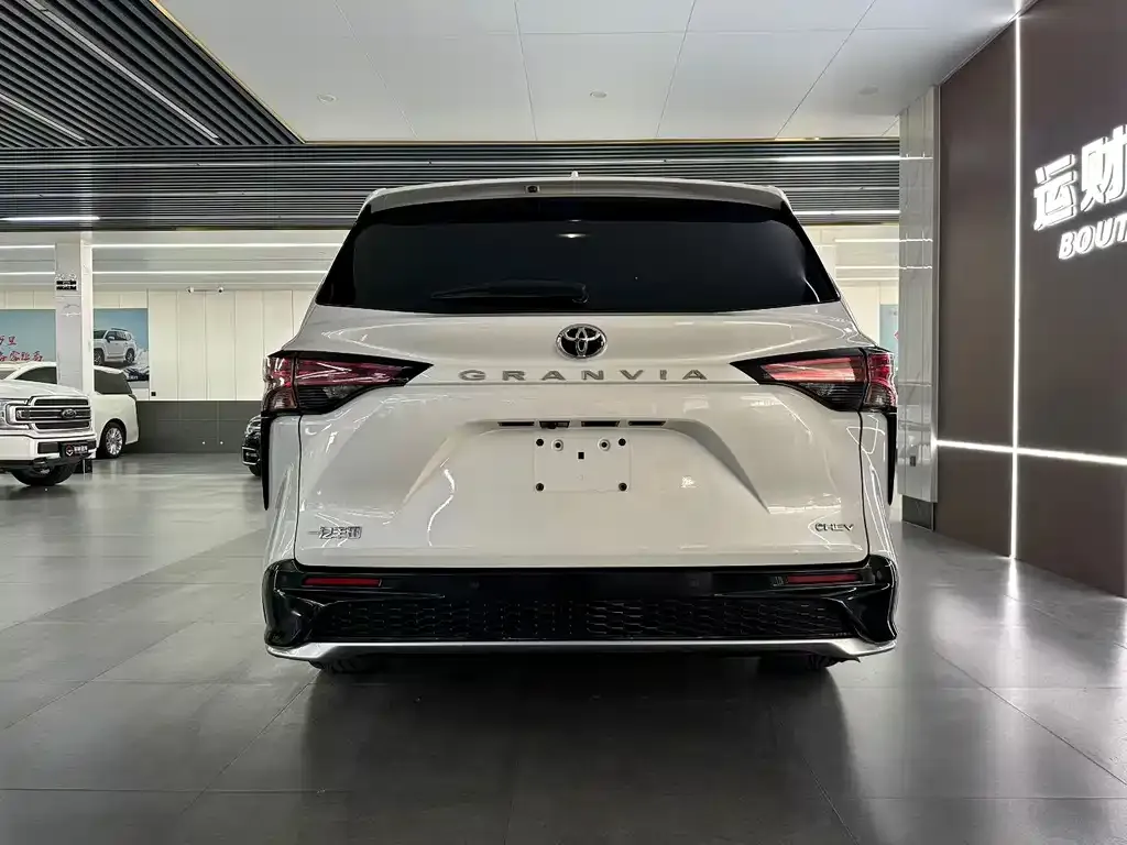 Toyota Granvia — фото 7