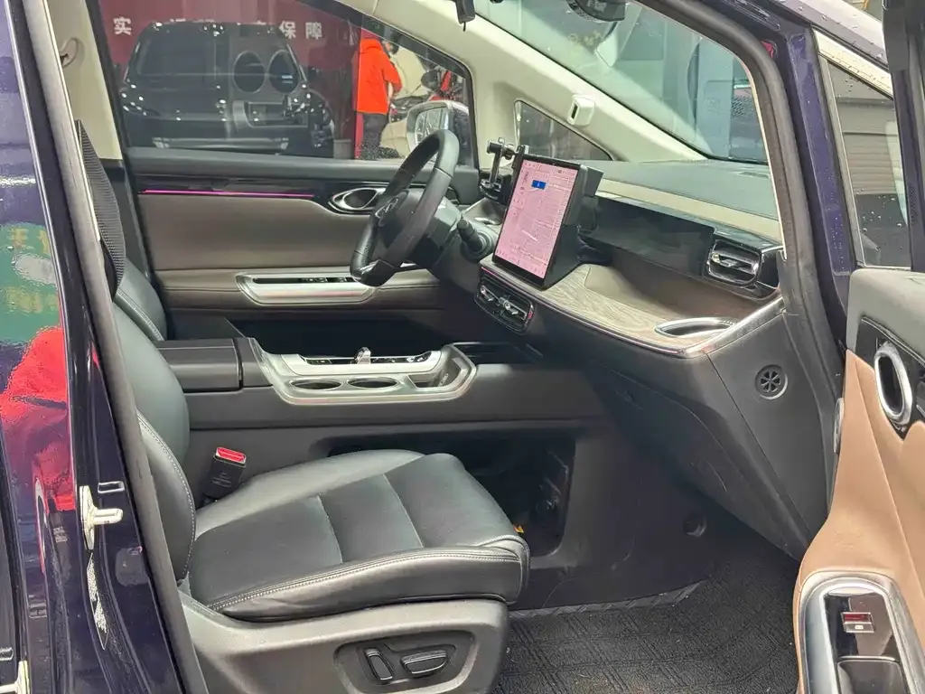 GAC Motor E8 Hybrid — фото 10