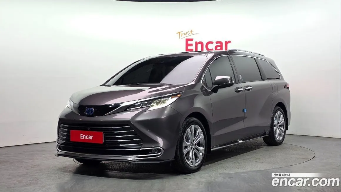 Toyota Sienna — фото 1