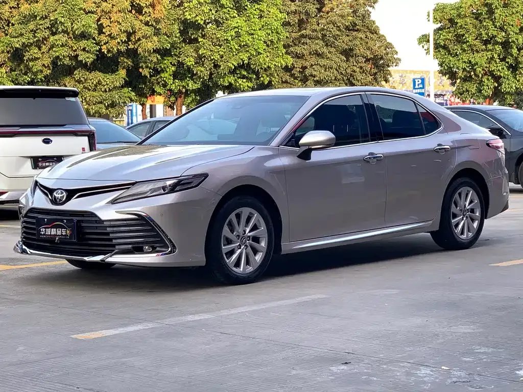 Toyota Camry — фото 1