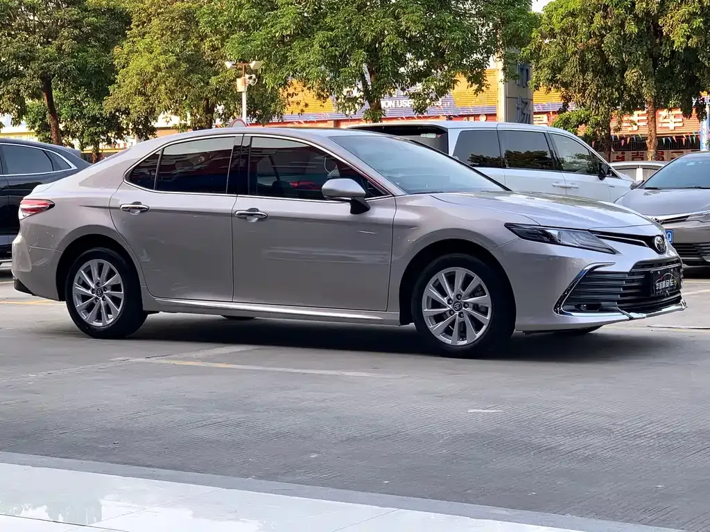 Toyota Camry — фото 3
