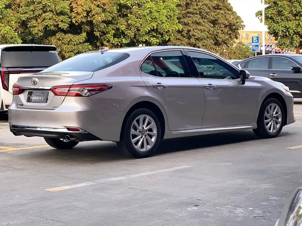 Toyota Camry — фото 5