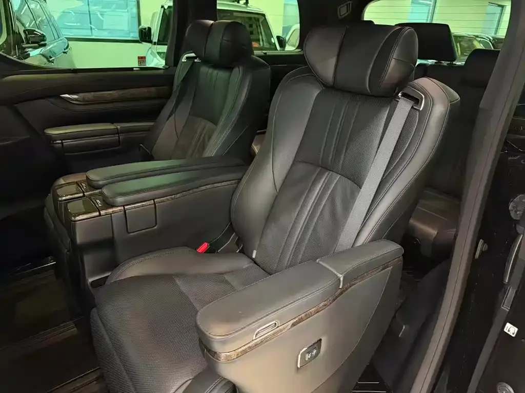 Toyota Vellfire — фото 3