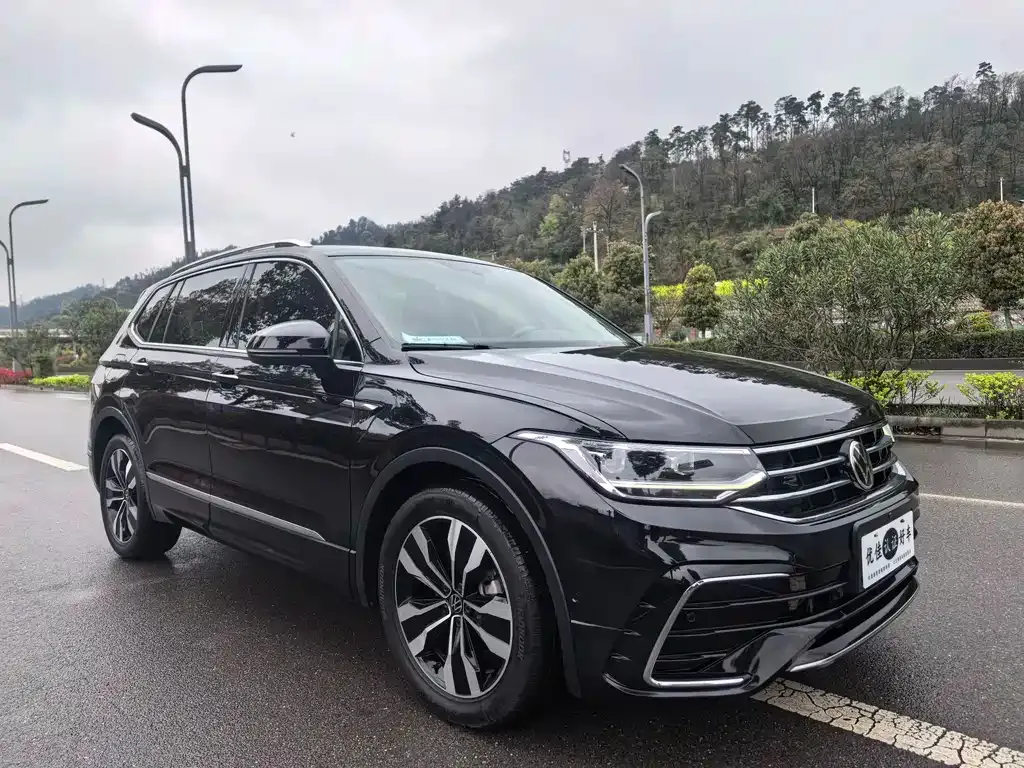 Volkswagen Tiguan L — фото 2