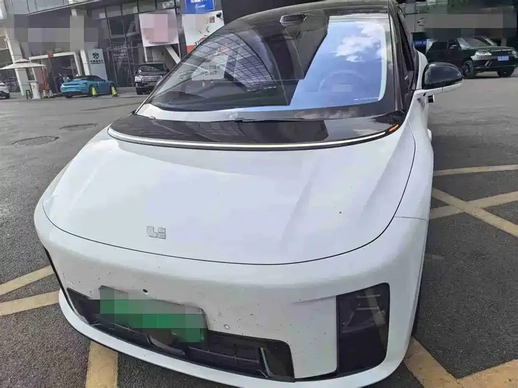 Li Auto i8 — фото 1