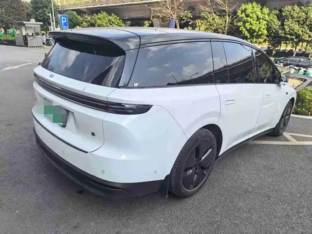 Li Auto i8 — фото 7
