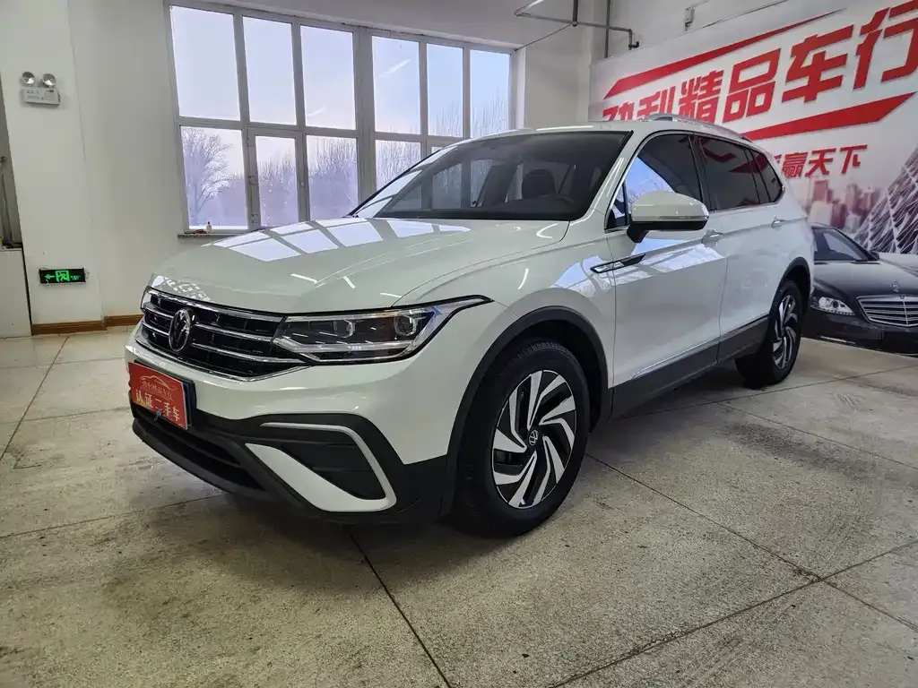 Volkswagen Tiguan L — фото 1