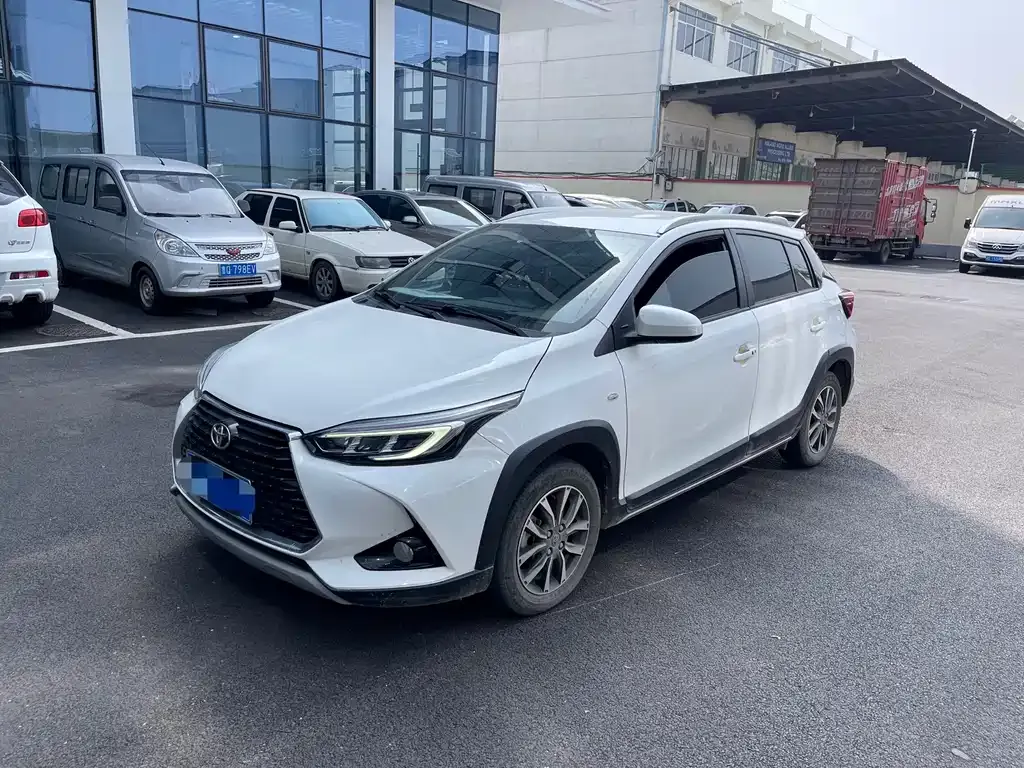 Toyota Yaris L — фото 1