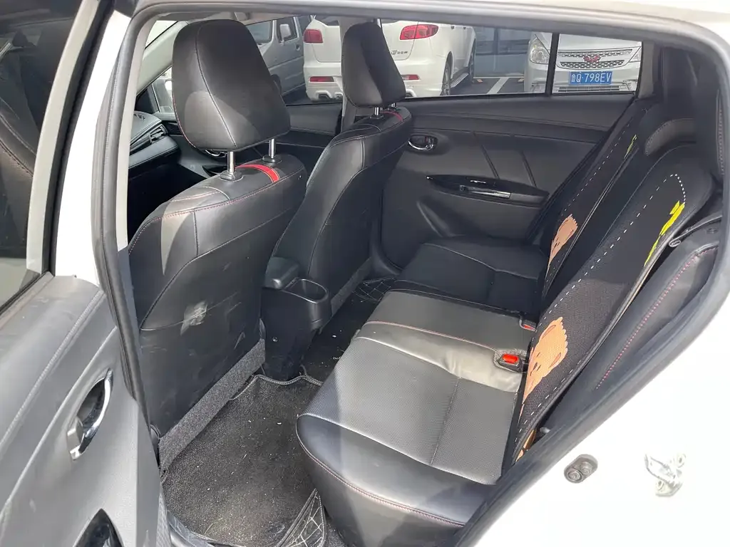 Toyota Yaris L — фото 2