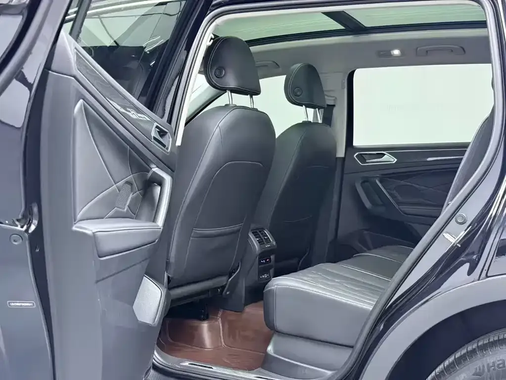 Volkswagen Tiguan L — фото 4