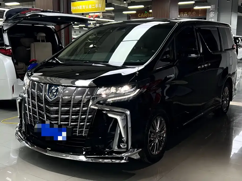 Toyota Alphard — фото 1