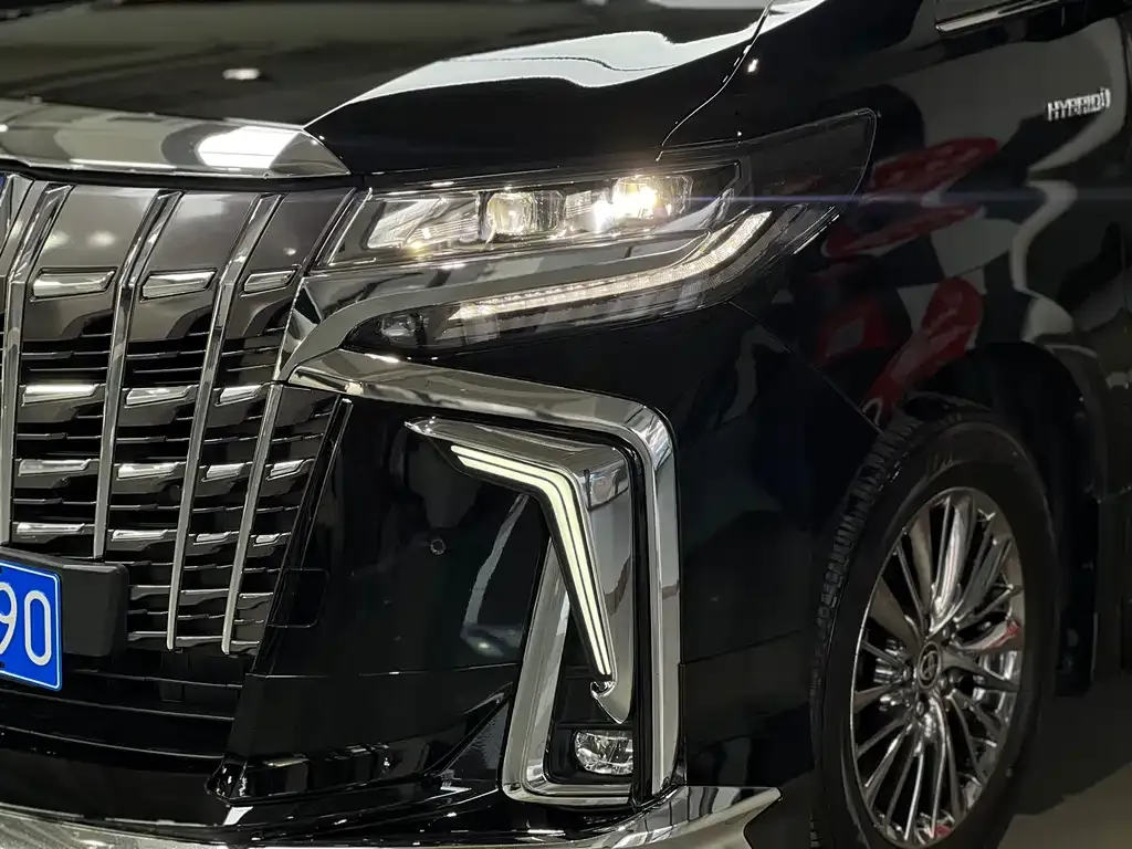 Toyota Alphard — фото 9