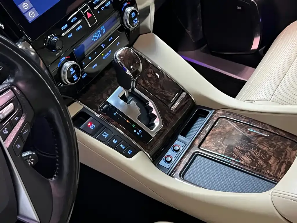 Toyota Alphard — фото 10
