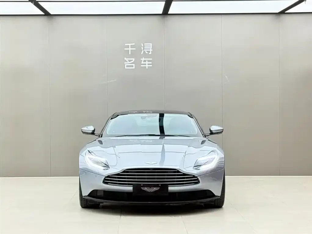 Aston Martin DB11 — фото 8
