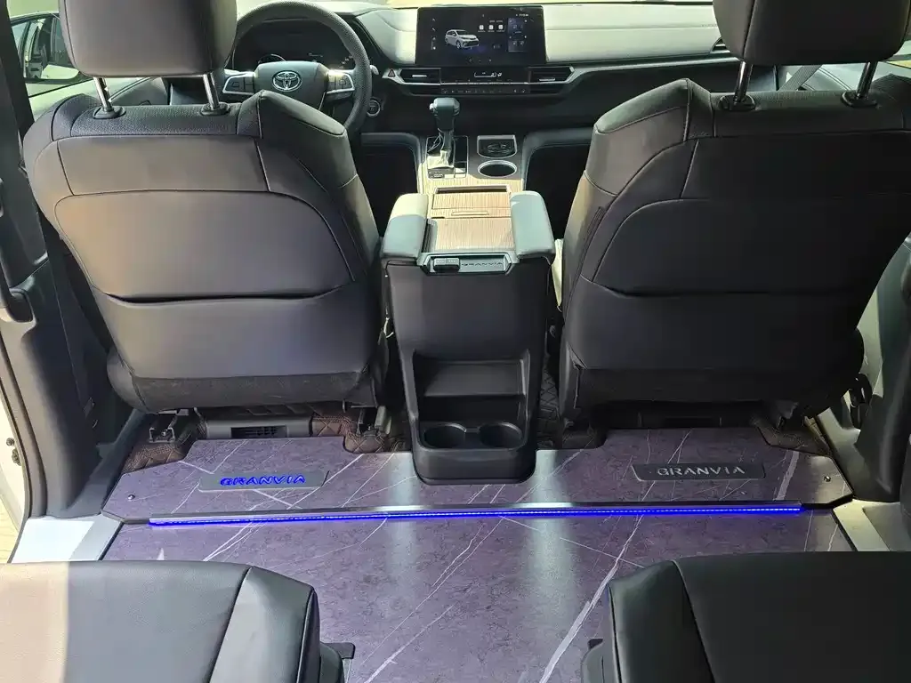 Toyota Granvia — фото 4
