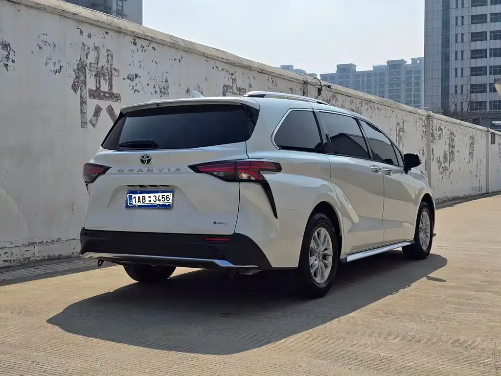 Toyota Granvia — фото 10