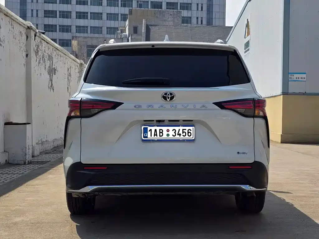 Toyota Granvia — фото 9