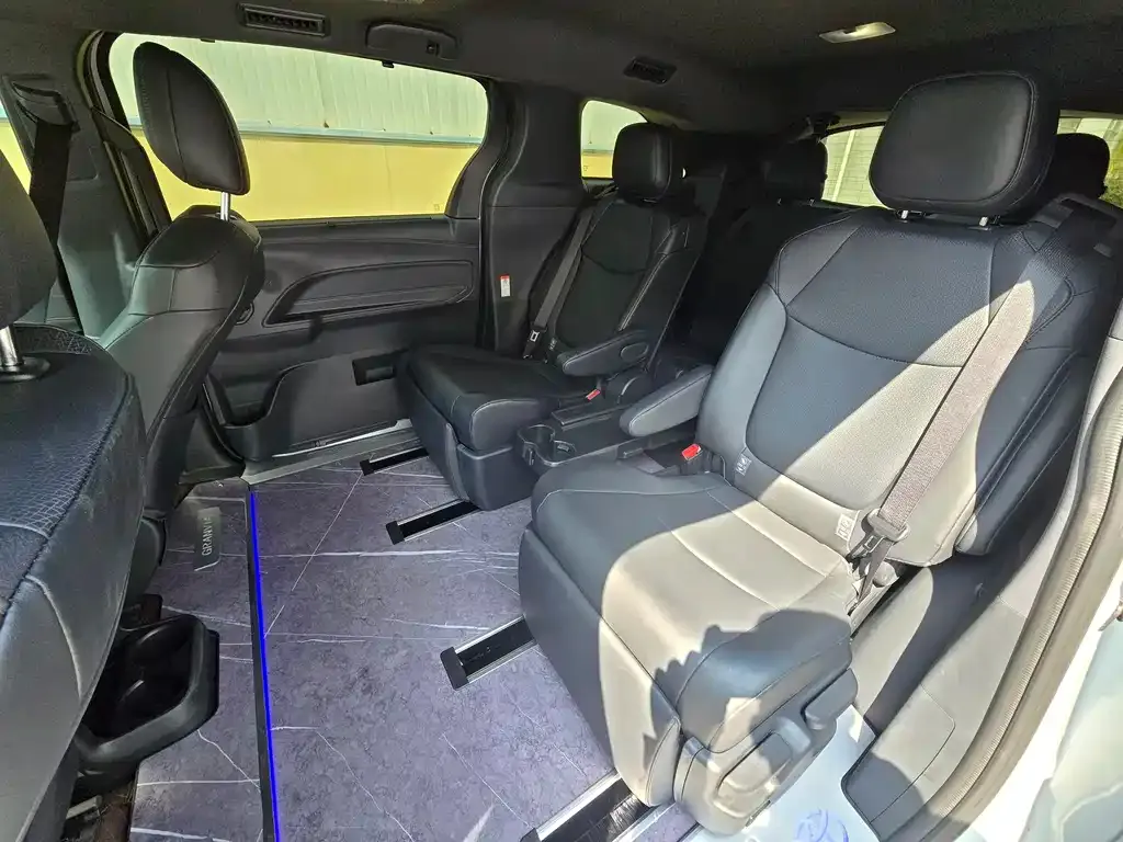 Toyota Granvia — фото 3
