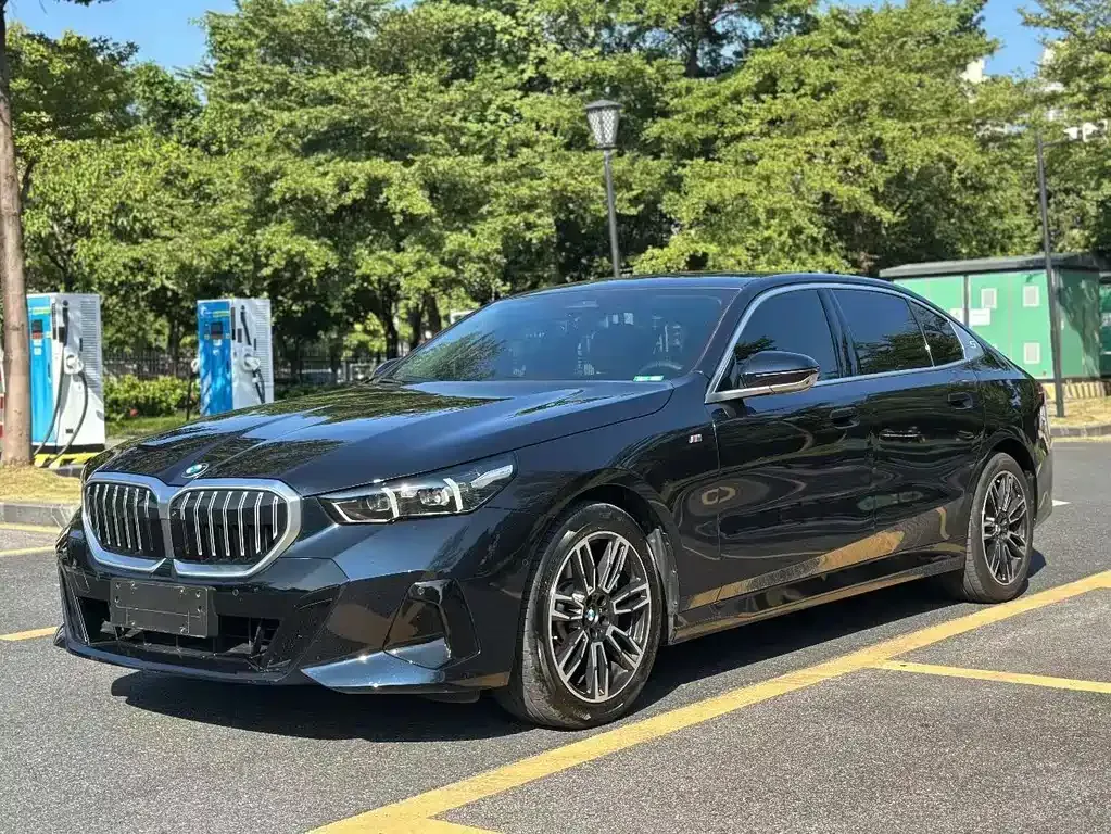 BMW 5 Series — фото 1
