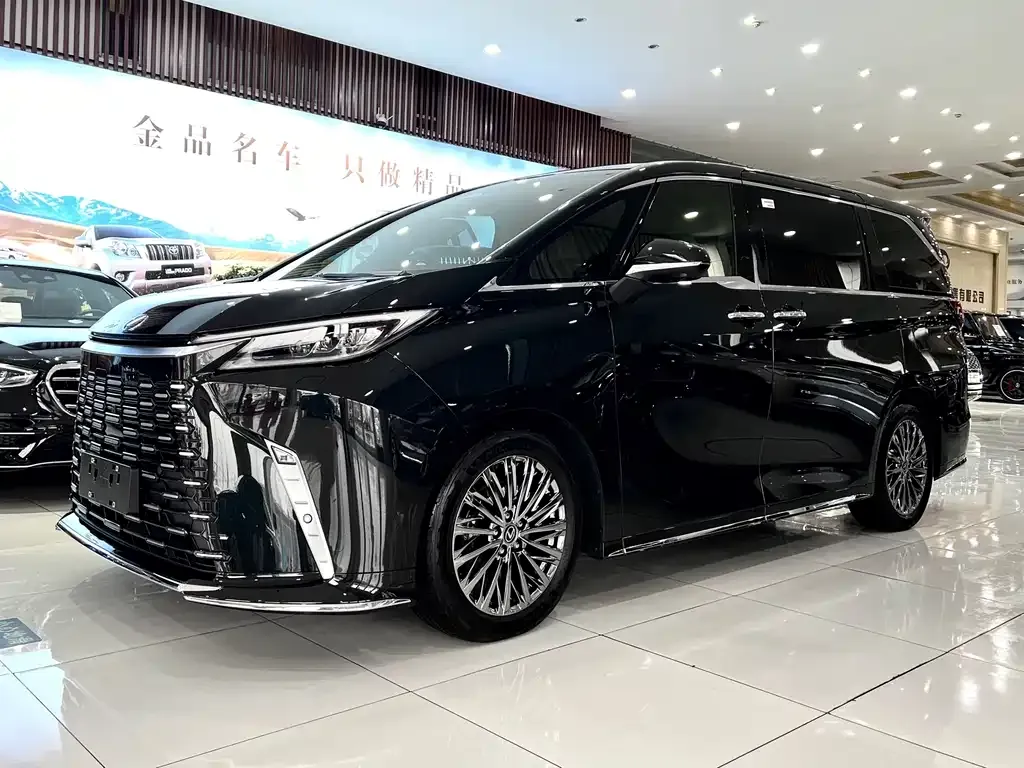 Lexus LM — фото 1