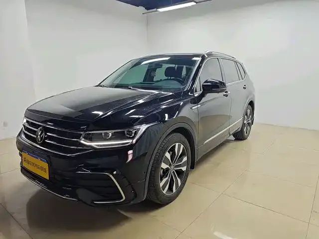 Volkswagen Tiguan L — фото 1