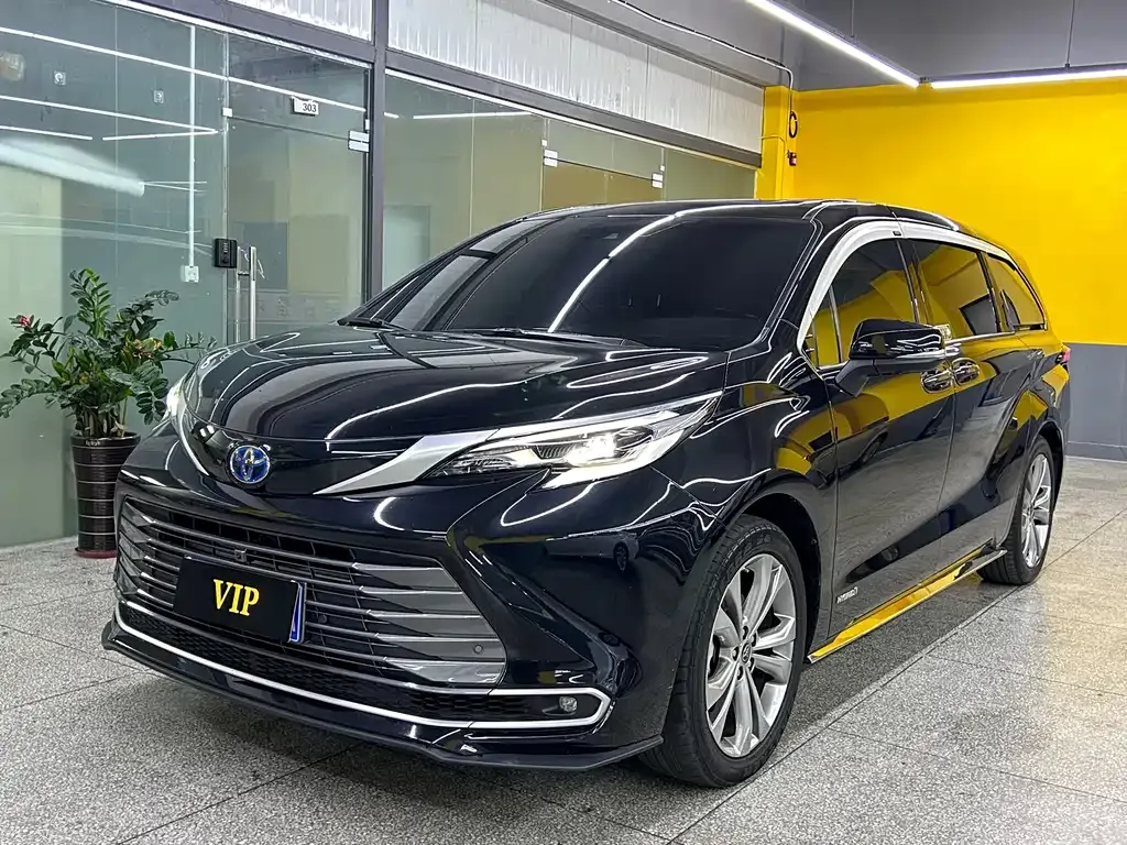 Toyota Sienna — фото 1