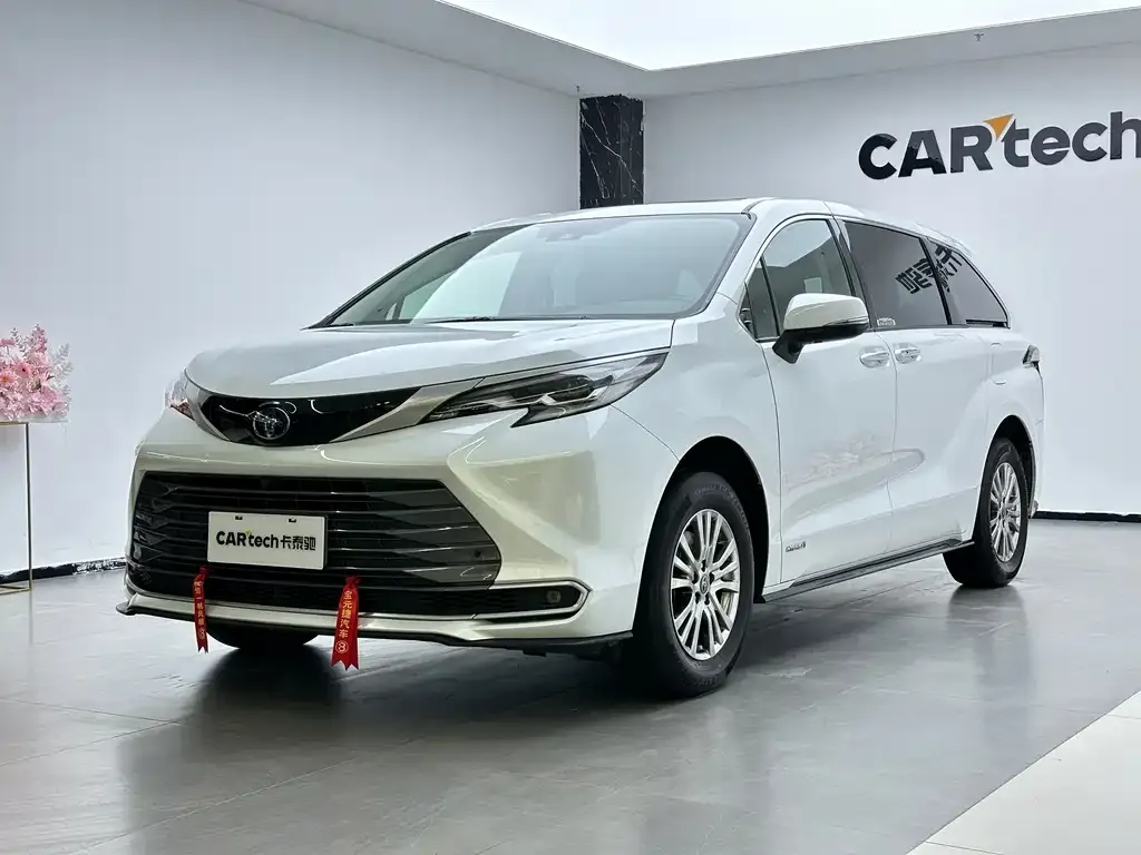 Toyota Sienna — фото 1