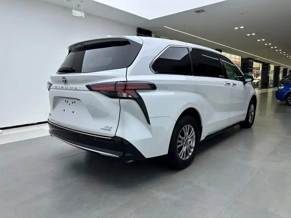 Toyota Sienna — фото 4