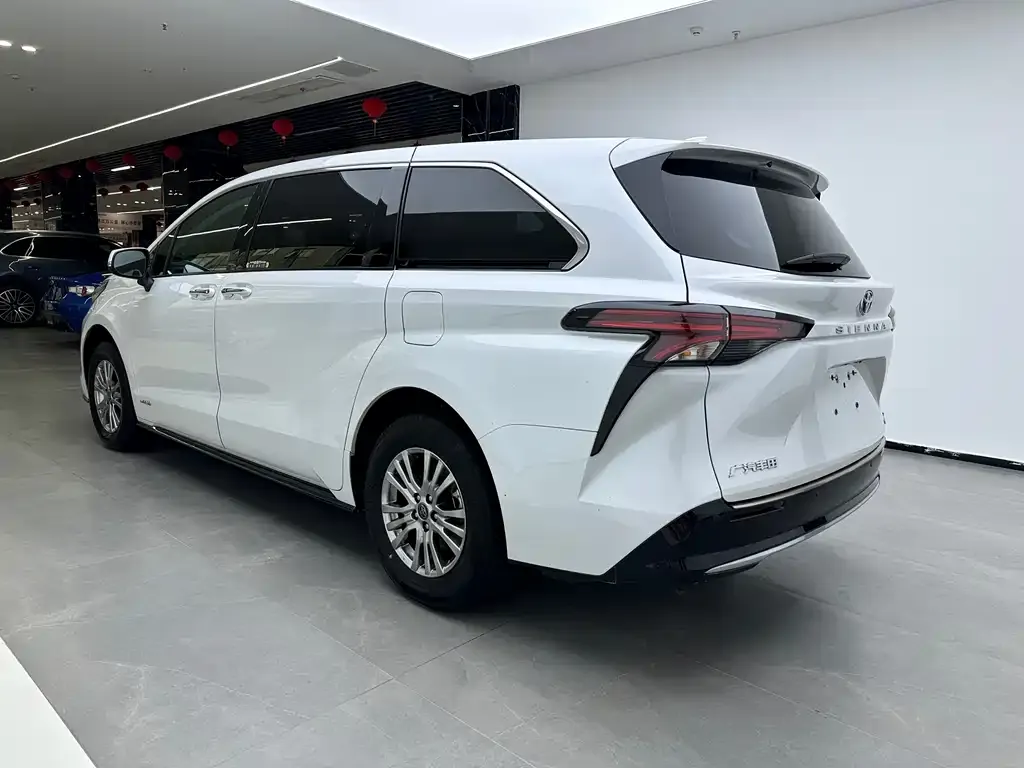Toyota Sienna — фото 5