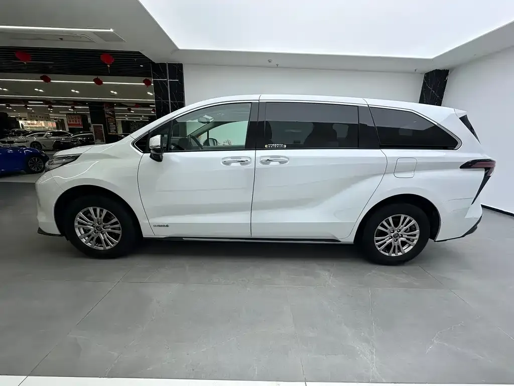 Toyota Sienna — фото 2