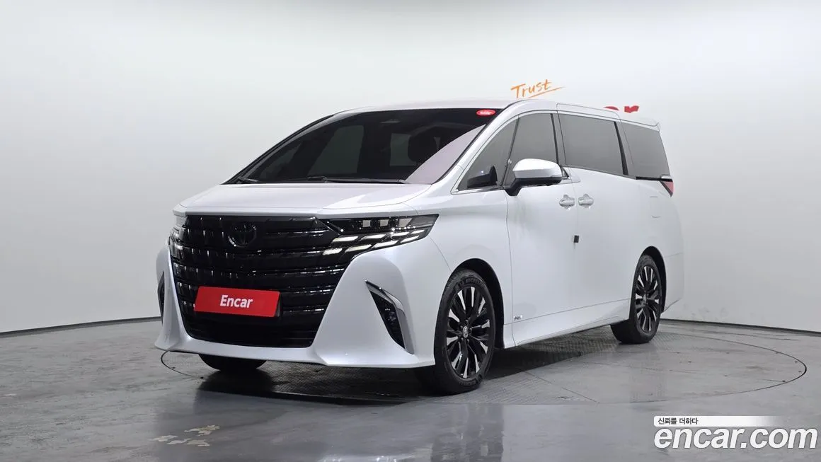 Toyota Alphard — фото 1