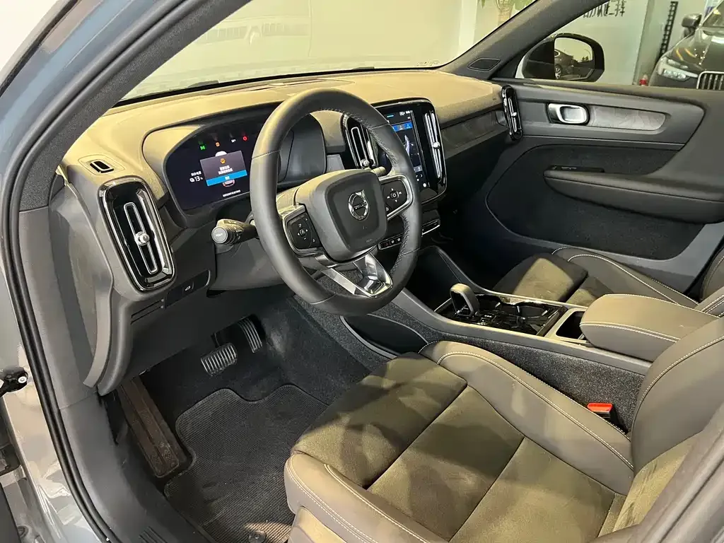 Volvo XC40 NEV — фото 9