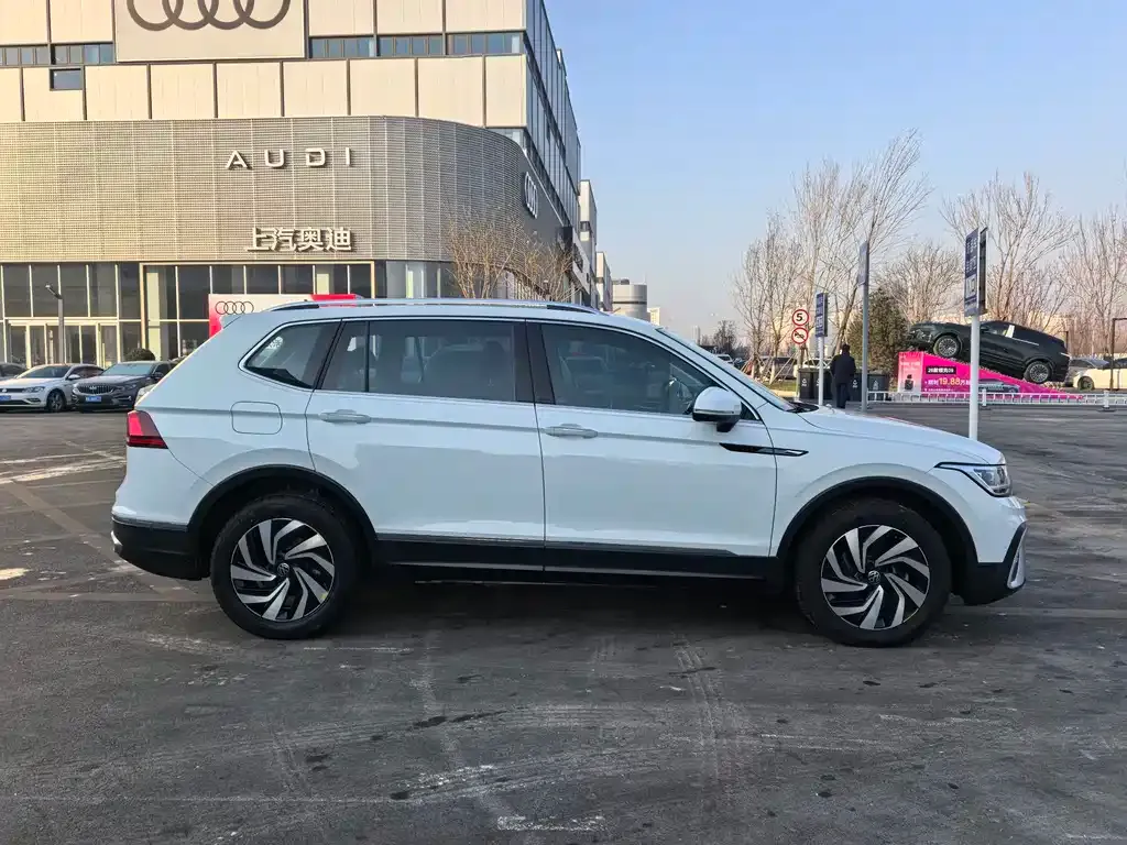 Volkswagen Tiguan L — фото 1