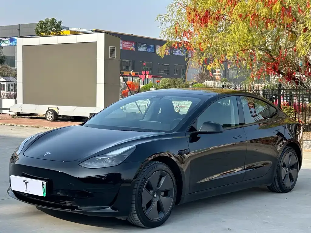 Tesla Model 3 — фото 1