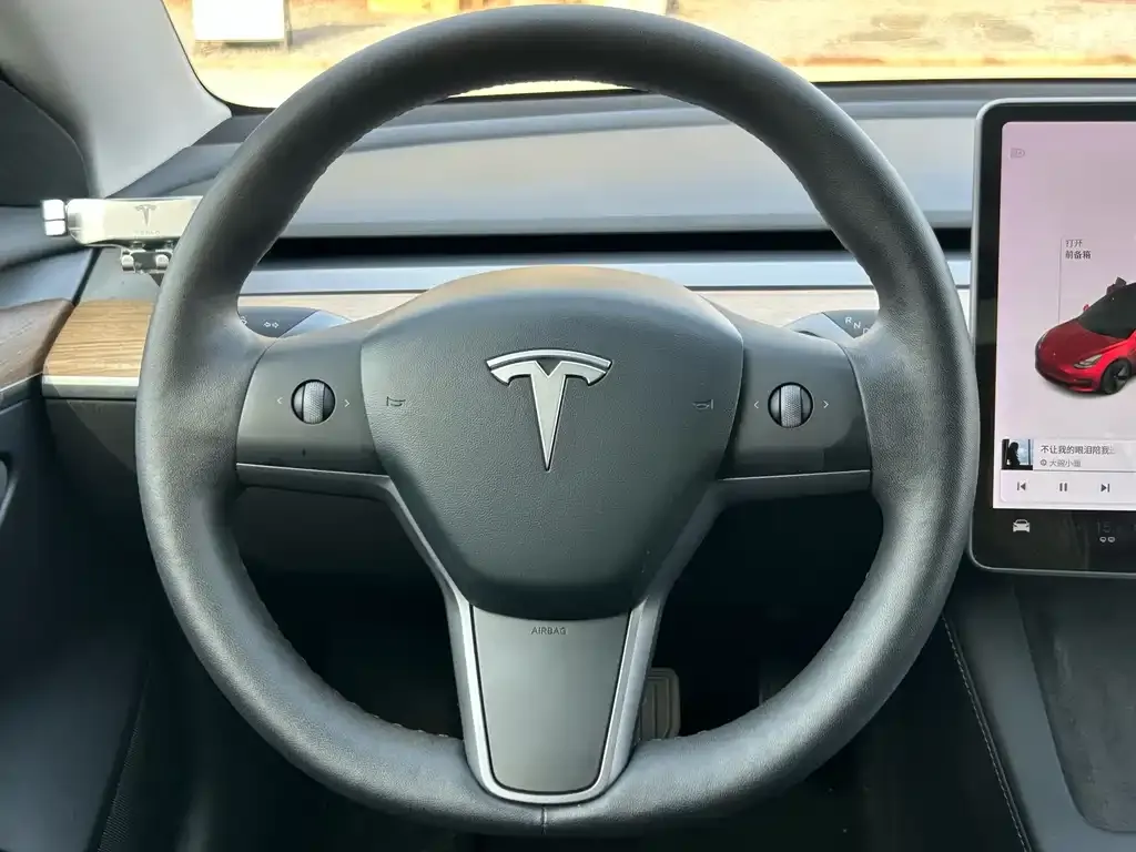 Tesla Model 3 — фото 4