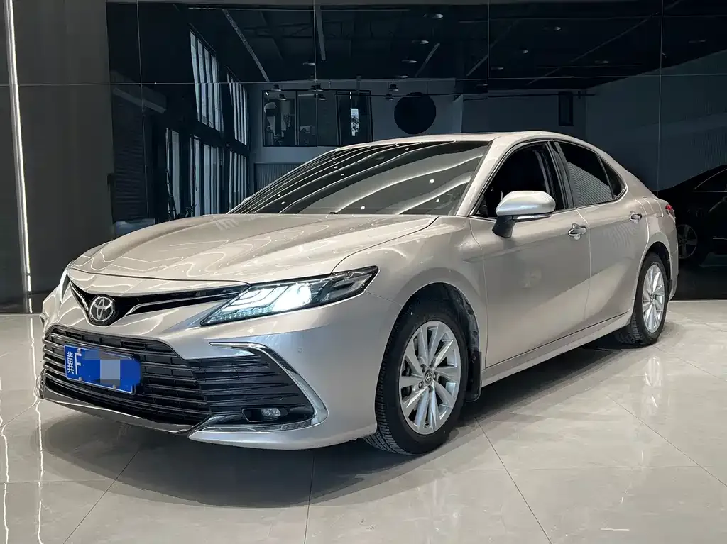 Toyota Camry — фото 1