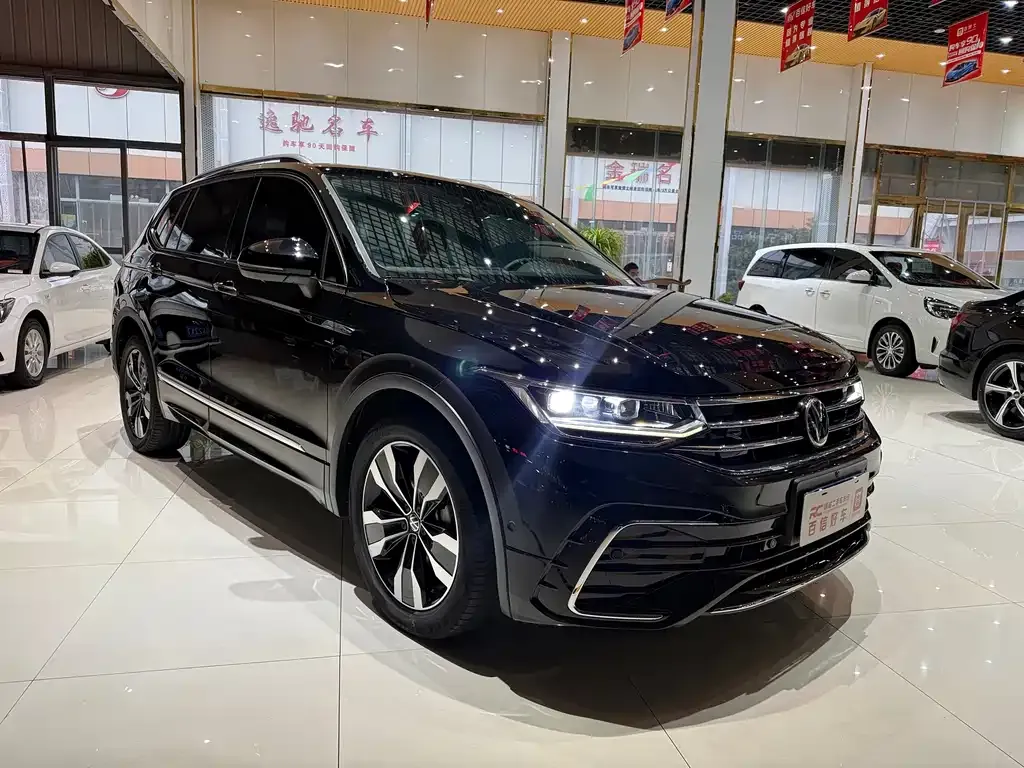 Volkswagen Tiguan L — фото 1