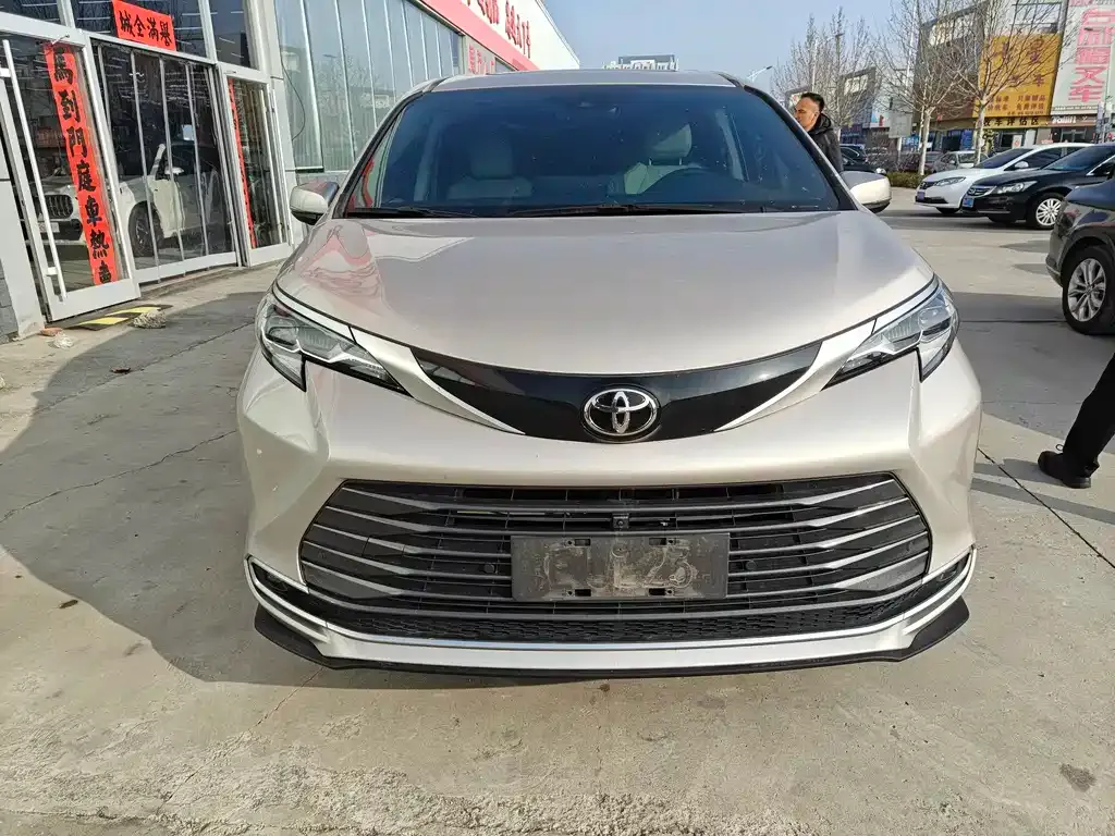 Toyota Sienna — фото 1
