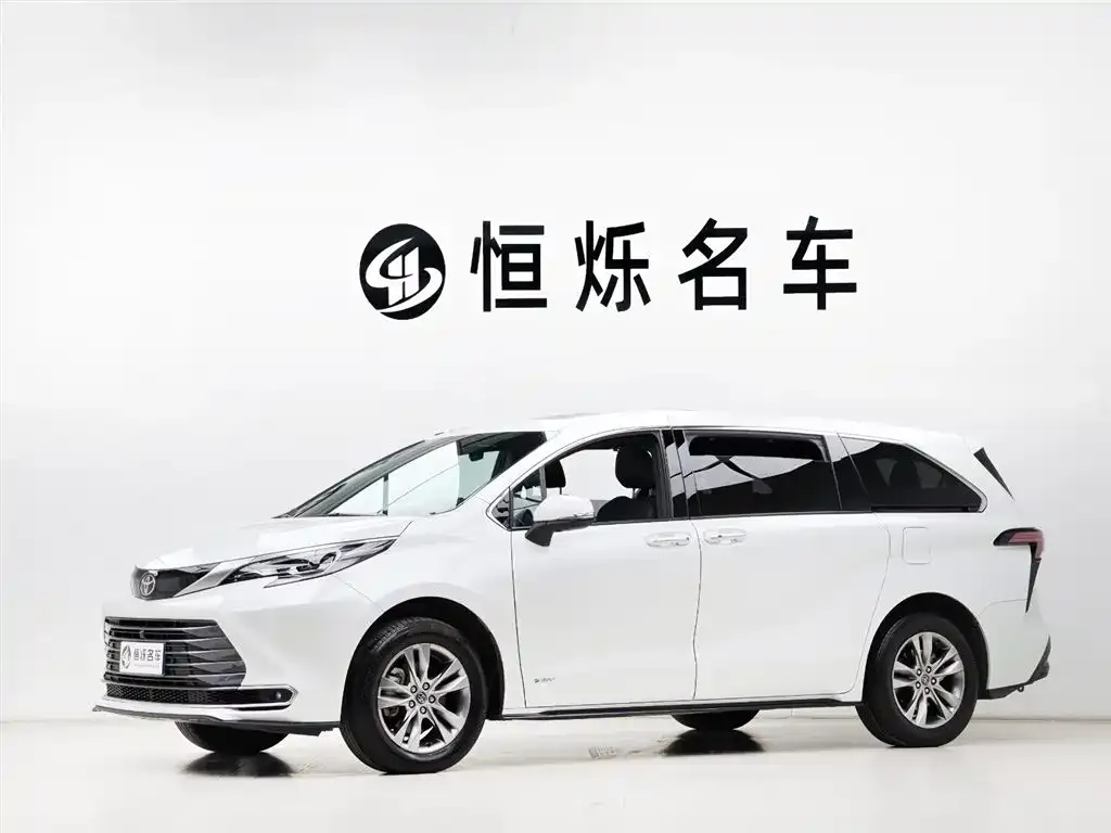 Toyota Sienna — фото 1