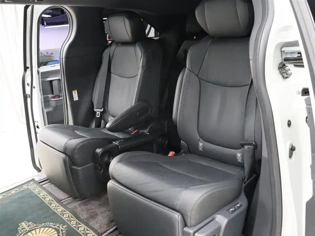Toyota Sienna — фото 5