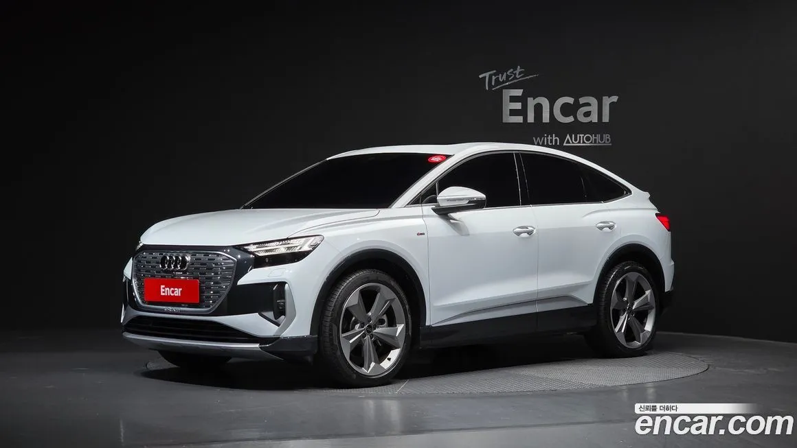 Audi Q4 e-tron — фото 1