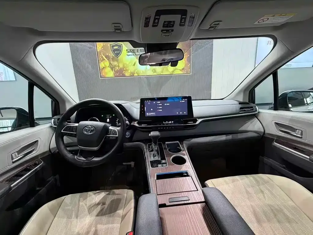 Toyota Sienna — фото 4
