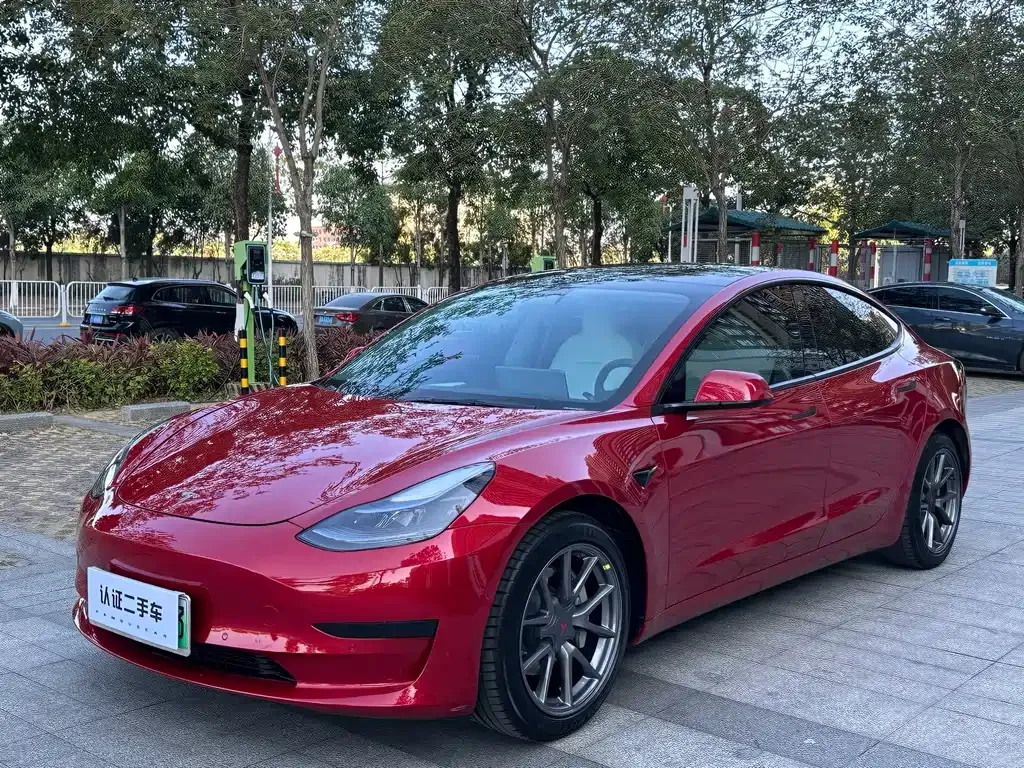 Tesla Model 3 — фото 1