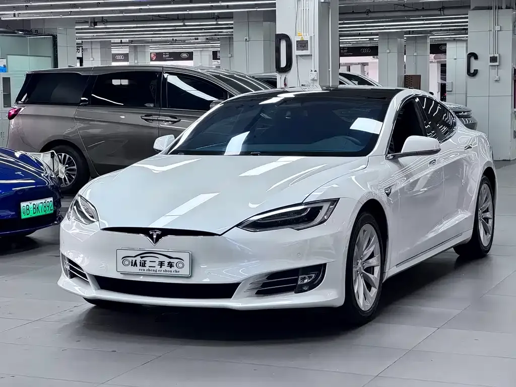 Tesla Model S — фото 1