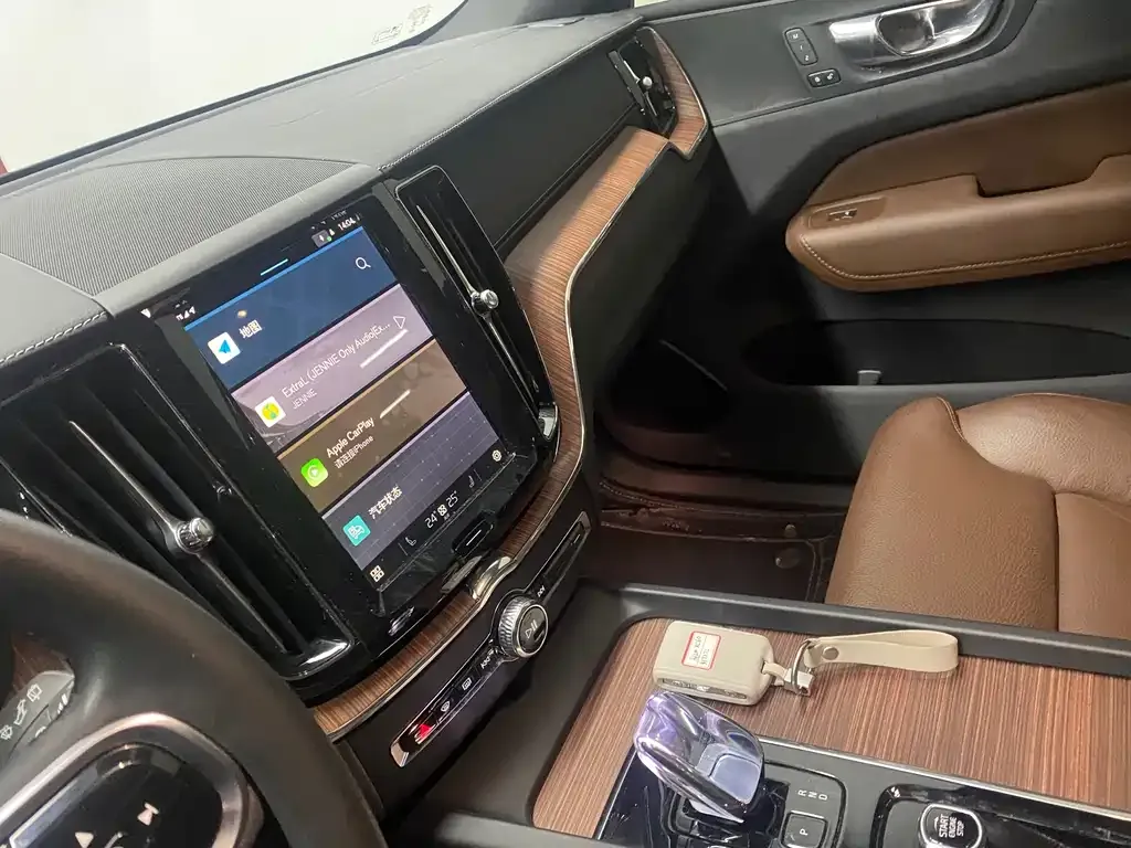 Volvo XC60 — фото 10