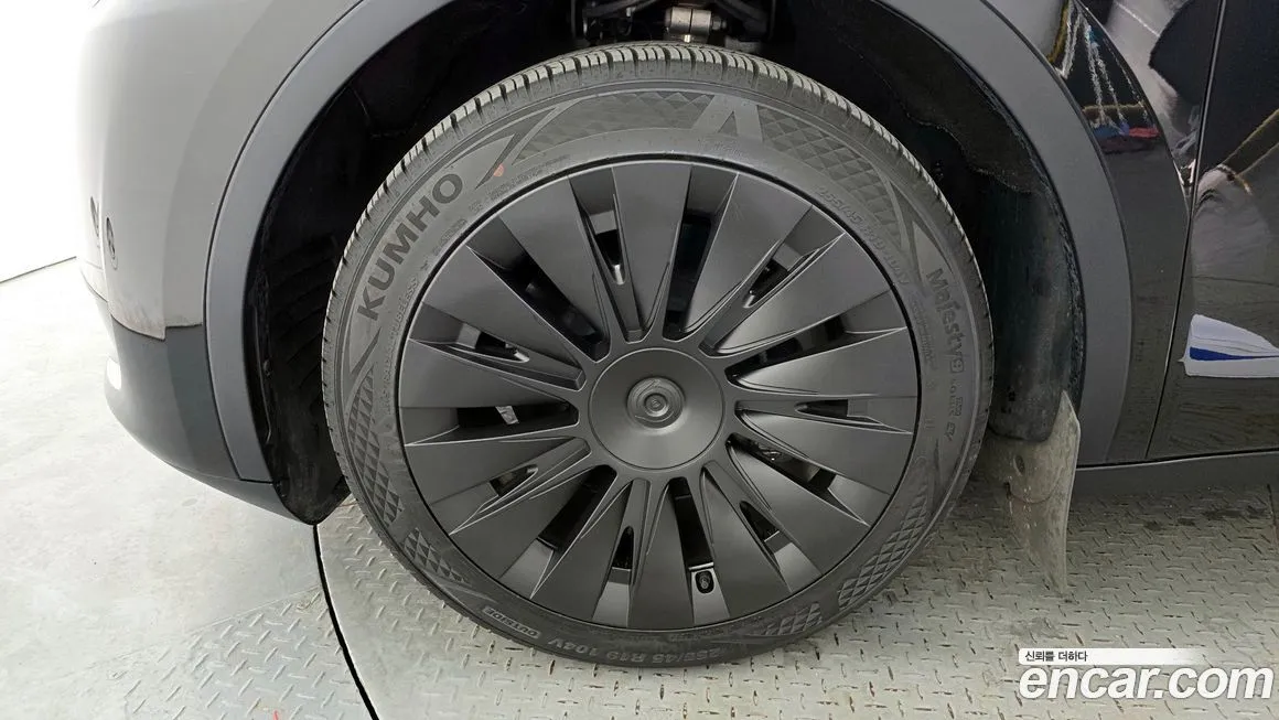 Tesla Model Y — фото 10