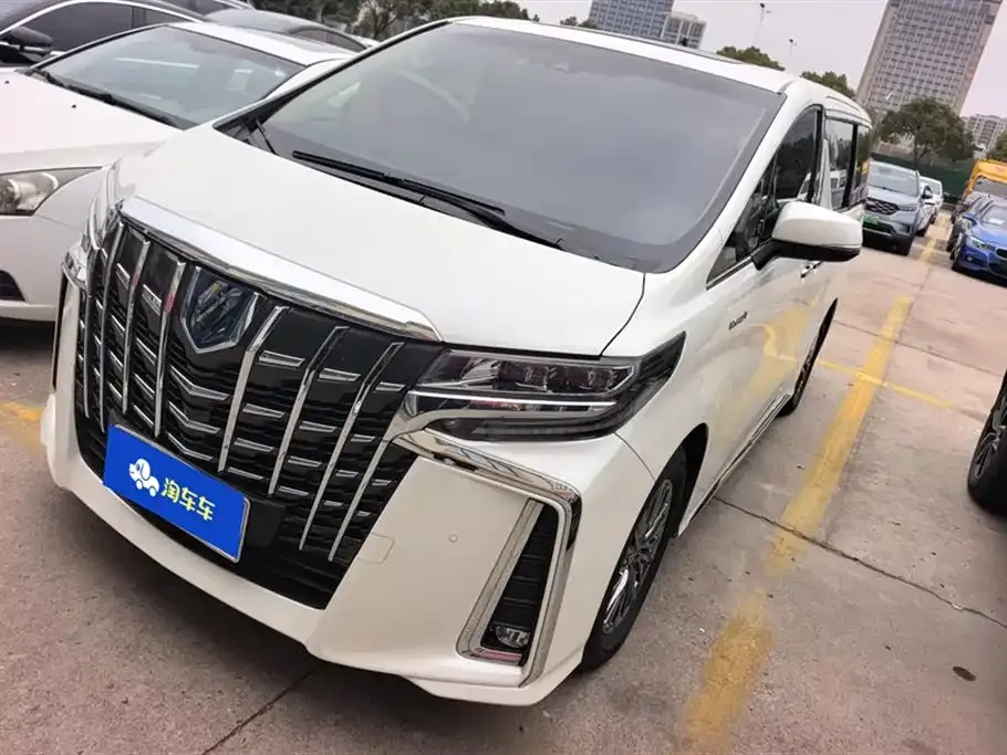 Toyota Alphard — фото 1