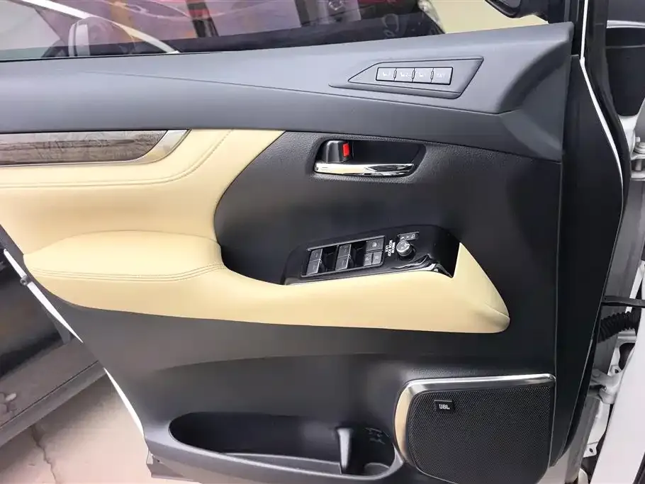 Toyota Alphard — фото 4